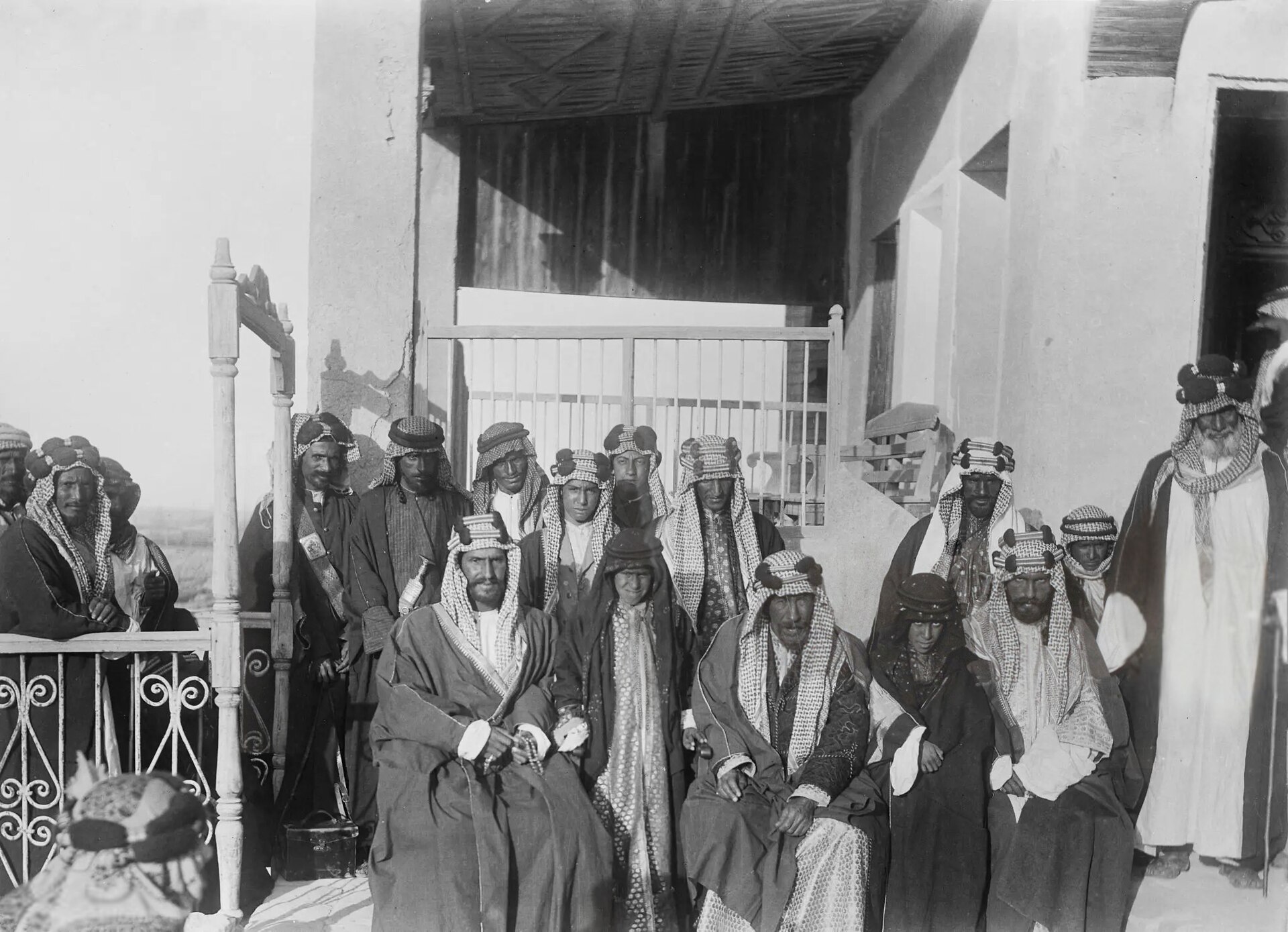 صورة مبكرة تجمع عبدالعزيز بمبارك الصباح في الكويت؛ توثق شبكة التحالفات التي يناقش المقال أثرها في مسار التوحيد. المصدر: «الملك عبدالعزيز مع الشيخ مبارك الصباح في الكويت» — تصوير الكابتن وليم شكسبير، 1910م، Wikimedia Commons، ملكية عامة · https://commons.wikimedia.org/wiki/File%3AAbdulaziz_ibn_Muhammad_Al_Saud_with_Mubarak_Al-Sabah_in_Kuwait%2C_1910.jpg
