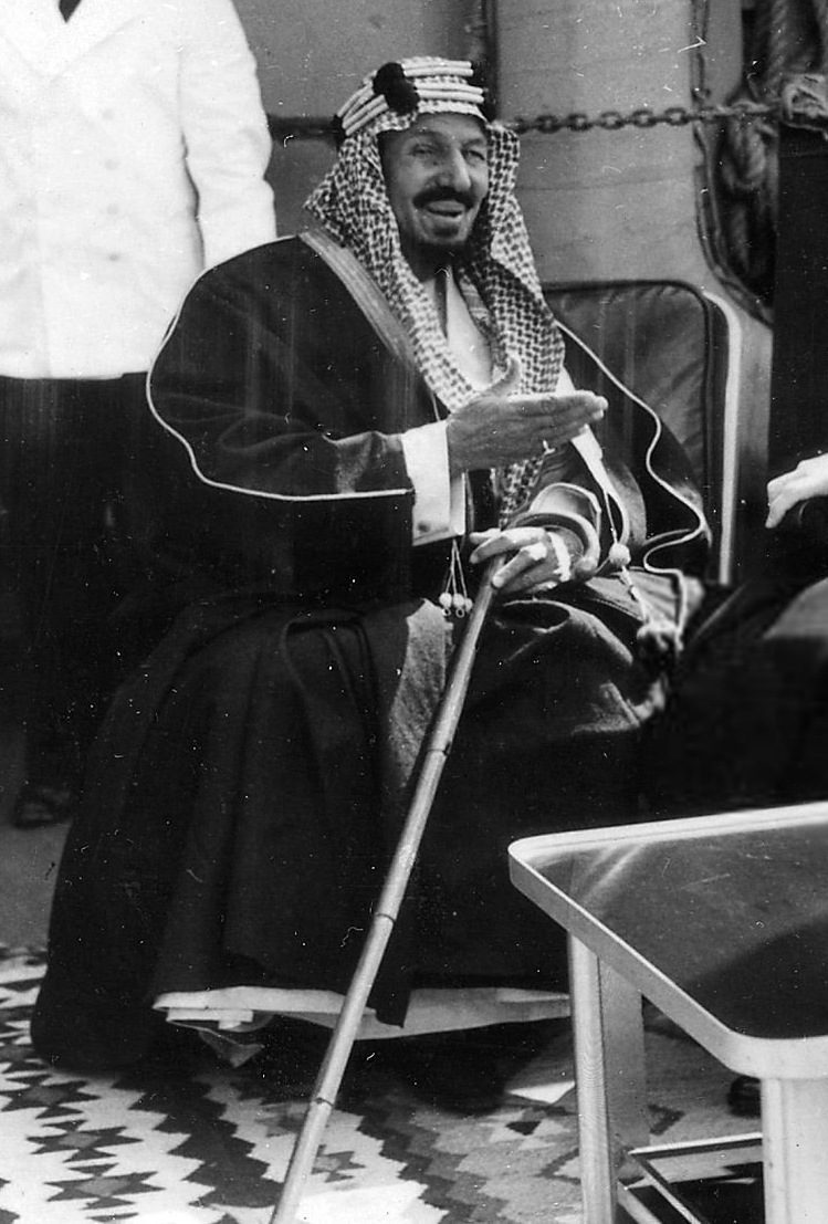 الملك عبدالعزيز بعد اكتمال التوحيد بأعوام؛ صورة تختصر المعنى الذي يقوم عليه المقال: وحدة لا استقلال. المصدر: «الملك عبدالعزيز سنة ١٩٤٥م» — مصور غير معروف — مكتبة ومتحف فرانكلين روزفلت، 1945م، Wikimedia Commons، ملكية عامة · https://commons.wikimedia.org/wiki/File%3AIbn_Saud_1945.jpg