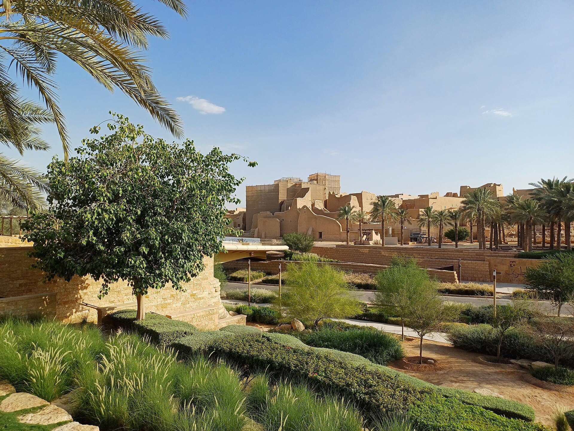 مباني حي الطريف الطينية في الدرعية، موقع التراث العالمي الذي يفتتح به المقال حديثه عن المكان بوصفه ذاكرة للوطن. المصدر: «حي الطريف في الدرعية» — تصوير Radosław Botev، 2024م، Wikimedia Commons، رخصة CC BY 3.0 PL · https://commons.wikimedia.org/wiki/File%3AAt-Turaif_District_in_ad-Dir%27iyah_%282%29.jpg