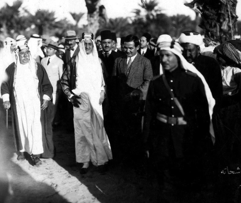 لقاء دبلوماسي في جدة سنة ١٩٢٩م؛ دليل على اعتراف الدول بالكيان الموحَّد قبل إعلان اسم المملكة سنة ١٩٣٢م. المصدر: «الأمير فيصل بن عبدالعزيز مع المبعوث نظير تراقولوف في جدة» — مصور غير معروف، 1929م، Wikimedia Commons، ملكية عامة · https://commons.wikimedia.org/wiki/File%3AKing_Faisal_Bin_Abdul_Aziz_Al_Saud_and_Nazer_Turakulov._Jeddah_1929_y.jpg