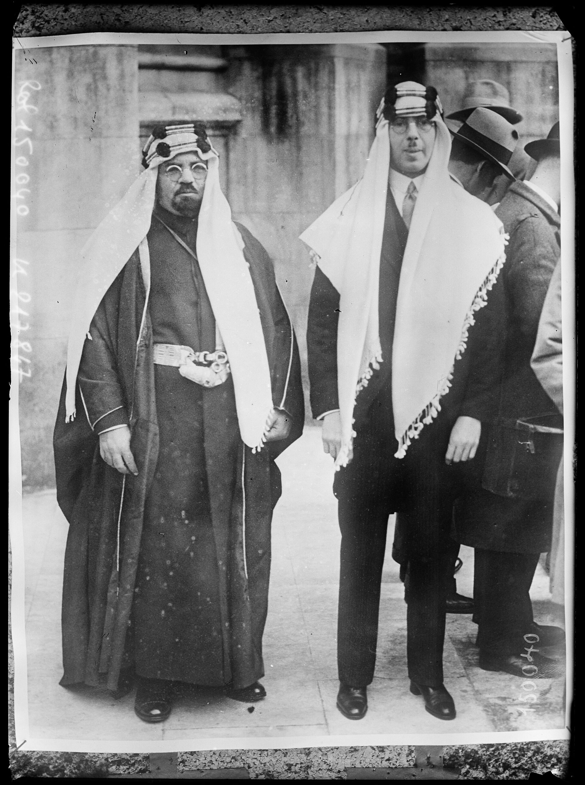 حافظ وهبة أثناء عمله الدبلوماسي؛ وهو ثالث الأعلام الذين يقف عندهم المقال نقلًا عن «الأعلام». المصدر: «الشيخ حافظ وهبة» — وكالة رول للتصوير — المكتبة الوطنية الفرنسية، 1930م، Wikimedia Commons، ملكية عامة · https://commons.wikimedia.org/wiki/File%3AH.E._Sheik_Hafiz_Wahba%2C_premier_ministre_du_Hedjaz%2C_M._Nada_R.%2C_secr%C3%A9taire_%28de_g._%C3%A0_d.%29_-_btv1b532369168.jpg