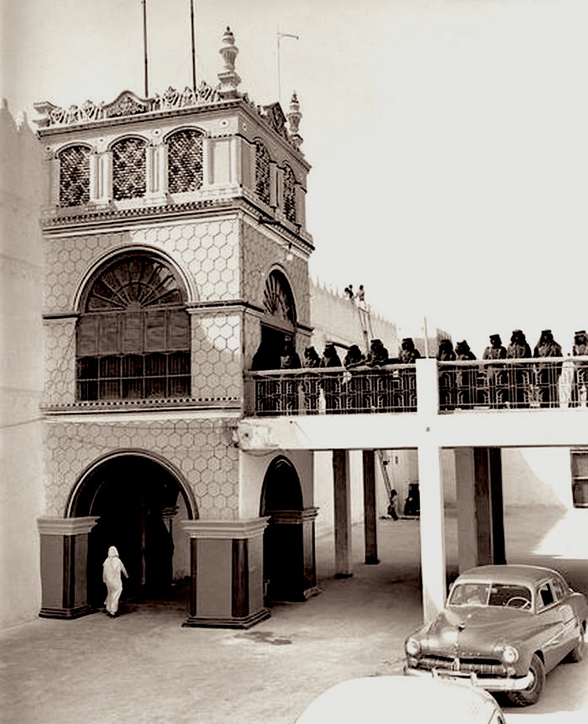 واجهة قصر المربع الطينية؛ تُظهر مواد العمارة النجدية التي يتحدث عنها المقال: اللِّبن والأسقف الخشبية والفتحات الصغيرة. المصدر: «قصر المربع — الواجهة الخارجية» — تصوير Shirazibustan، 2024م، Wikimedia Commons، رخصة CC0 · https://commons.wikimedia.org/wiki/File%3A%D9%82%D8%B5%D8%B1_%D8%A7%D9%84%D9%85%D8%B1%D8%A8%D9%91%D8%B9.jpg