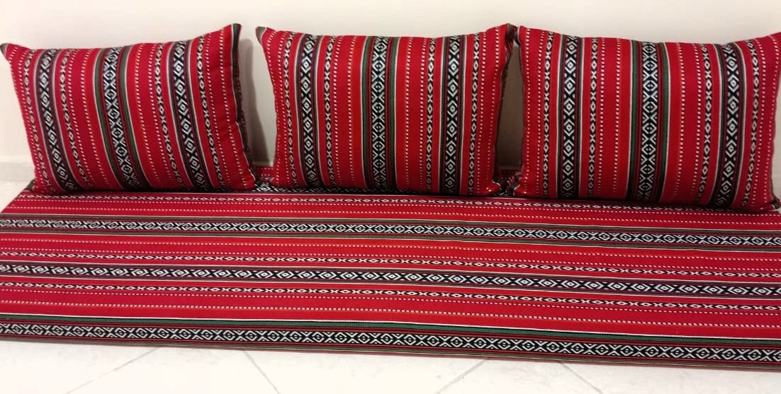 مجلس بنسيج السدو؛ الحرفة والممارسة اليومية التي يرى فيها المقال امتدادًا حيًا للذاكرة الثقافية. المصدر: «مجلس مفروش بنسيج السدو» — تصوير Ashley Columbus، 2025م، Wikimedia Commons، رخصة CC0 · https://commons.wikimedia.org/wiki/File%3AMajlis_in_Sadu_style.jpg