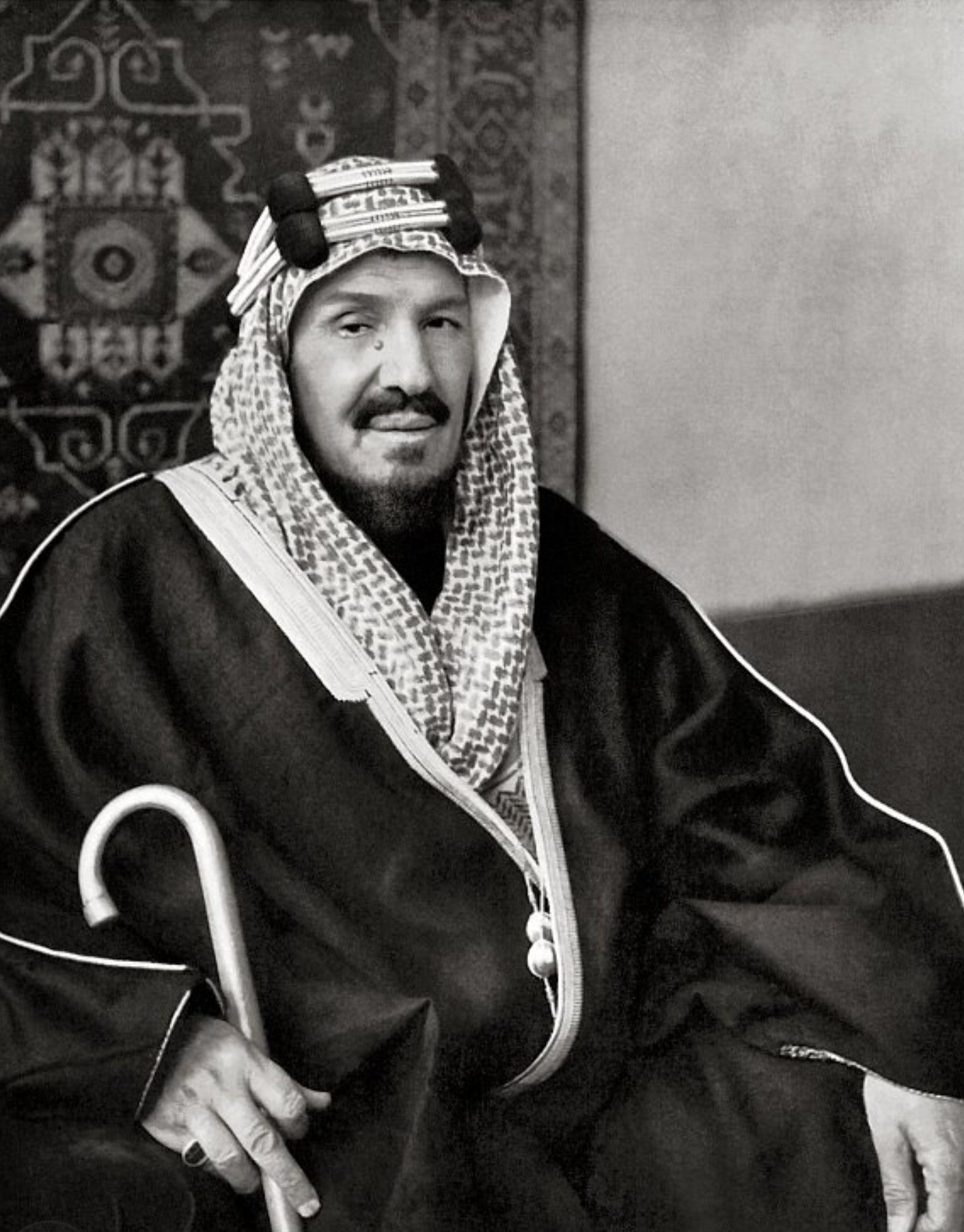 الملك عبدالعزيز بن عبدالرحمن آل سعود، قائد مسيرة توحيد البلاد. الصورة من: مجموعة المتحف الوطني السعودي، أربعينيات القرن العشرين، عبر Wikimedia Commons — ملكية عامة · https://commons.wikimedia.org/wiki/File%3AIbn_Saud.png