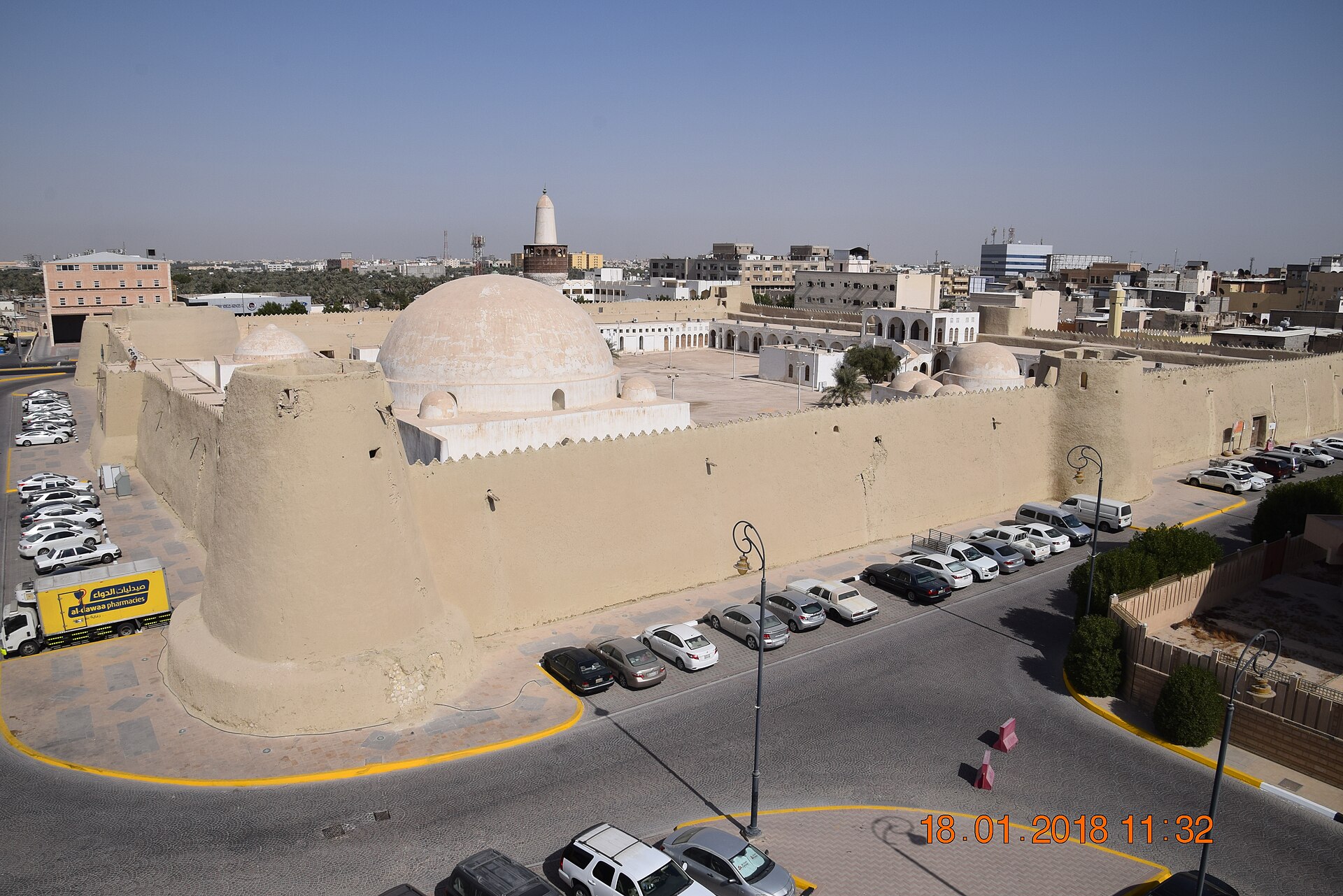 قصر إبراهيم بالهفوف، مركز الحامية العثمانية التي انتهى أمرها بضم الأحساء سنة ١٣٣١هـ الذي يفصّله المقال. المصدر: «قصر إبراهيم في الهفوف بالأحساء» — هيئة التراث، 2020م، Wikimedia Commons، رخصة CC BY-SA 4.0 · https://commons.wikimedia.org/wiki/File%3A%D9%82%D8%B5%D8%B1_%D8%A7%D8%A8%D8%B1%D8%A7%D9%87%D9%8A%D9%85.jpg