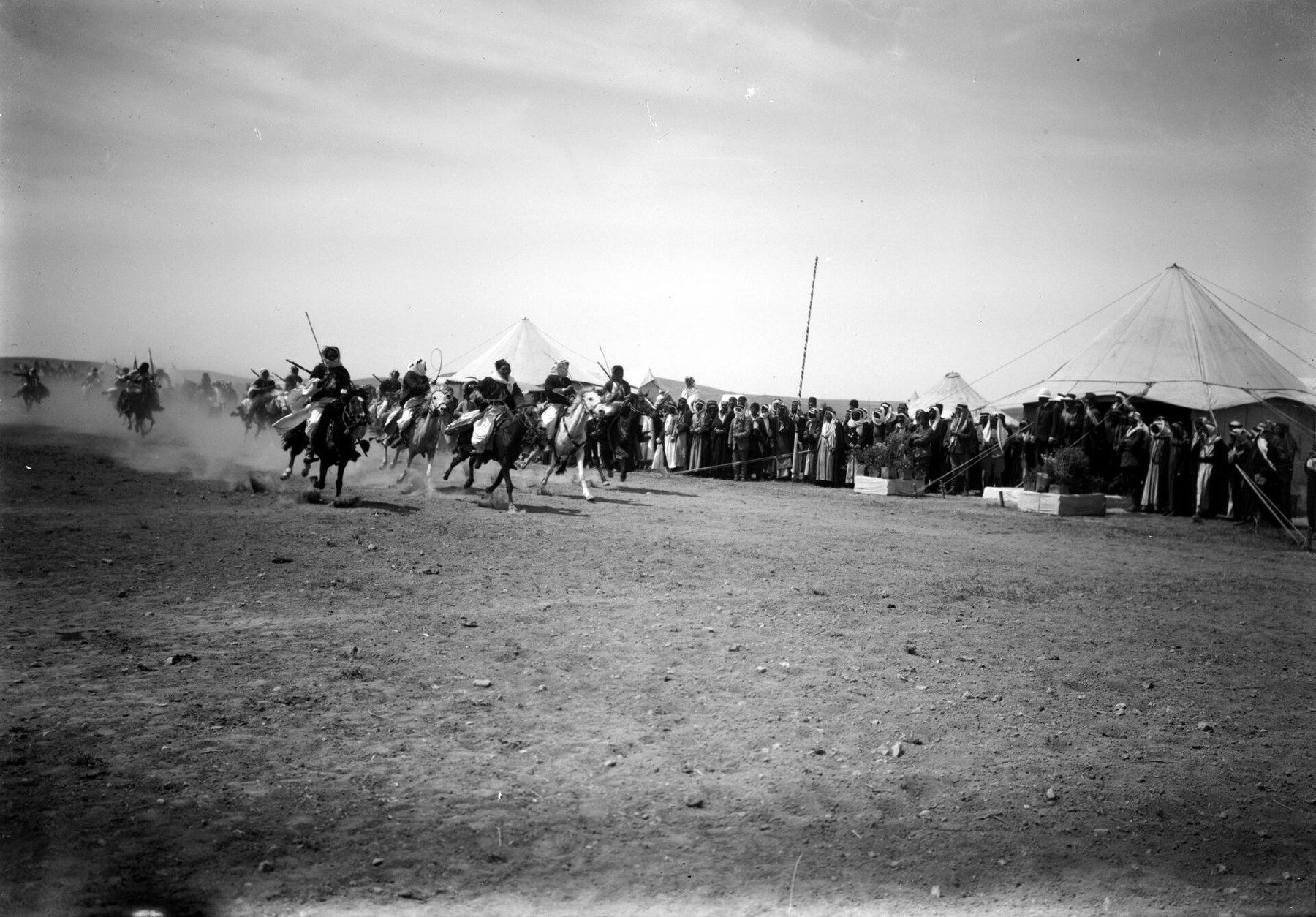 فرسان من البادية في سباق خيل — مجموعة ماتسون الفوتوغرافية، نحو 1900–1920م، مكتبة الكونغرس. ويكيميديا كومنز (Public Domain) · commons.wikimedia.org/wiki/File:Bedouin_Wedding_Series-_Mounted_Bedouins_Racing_from_Matson_Collection,_ca._1900-1920_(LOC).jpg