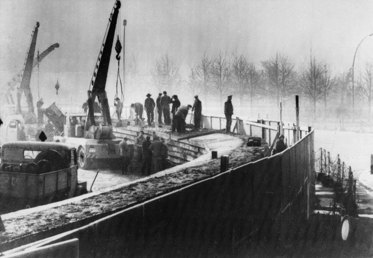 جدار برلين في 20 نوفمبر 1961م — صورة من الأرشيف الوطني الأمريكي. ويكيميديا كومنز (Public Domain) · commons.wikimedia.org/wiki/File:Berlin_Wall_1961-11-20.jpg