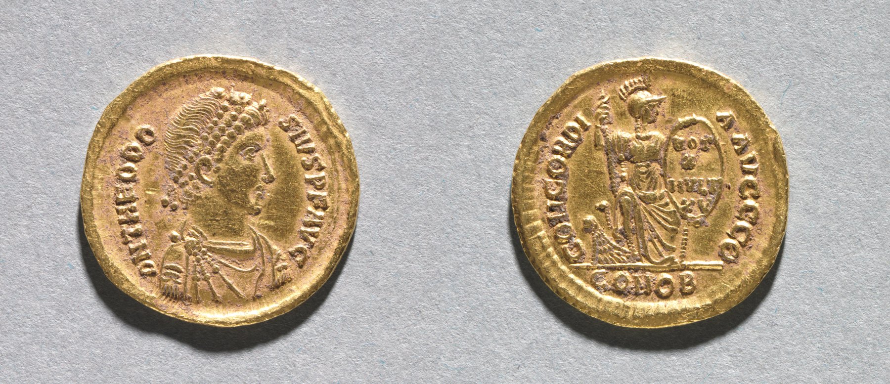 دينار ذهبي (صولِدوس) للإمبراطور ثيودوسيوس الأول، 383–388م، من نظام العملة الذهبية الذي أرساه قسطنطين. متحف كليفلاند للفنون (CC0) · clevelandart.org/art/1968.52