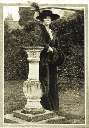 ليدي إيفلين كوبولد (زينب) في صورة منشورة بمجلة Tatler، ديسمبر 1914م. ويكيميديا كومنز (Public Domain) · commons.wikimedia.org/wiki/File:Lady_Evelyn_Cobbold._Lady_Mayoress_of_Ipswich._Photograph_by_Wynford_Swinburne._(Tatler,_Dec_1914).png