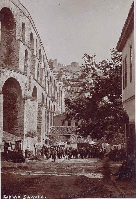 شارع في مدينة قَوَلة (كافالا) مسقط رأس محمد علي باشا، نحو 1900م. ويكيميديا كومنز (Public Domain) · commons.wikimedia.org/wiki/File:Kavala_Street,_c._1900.jpg