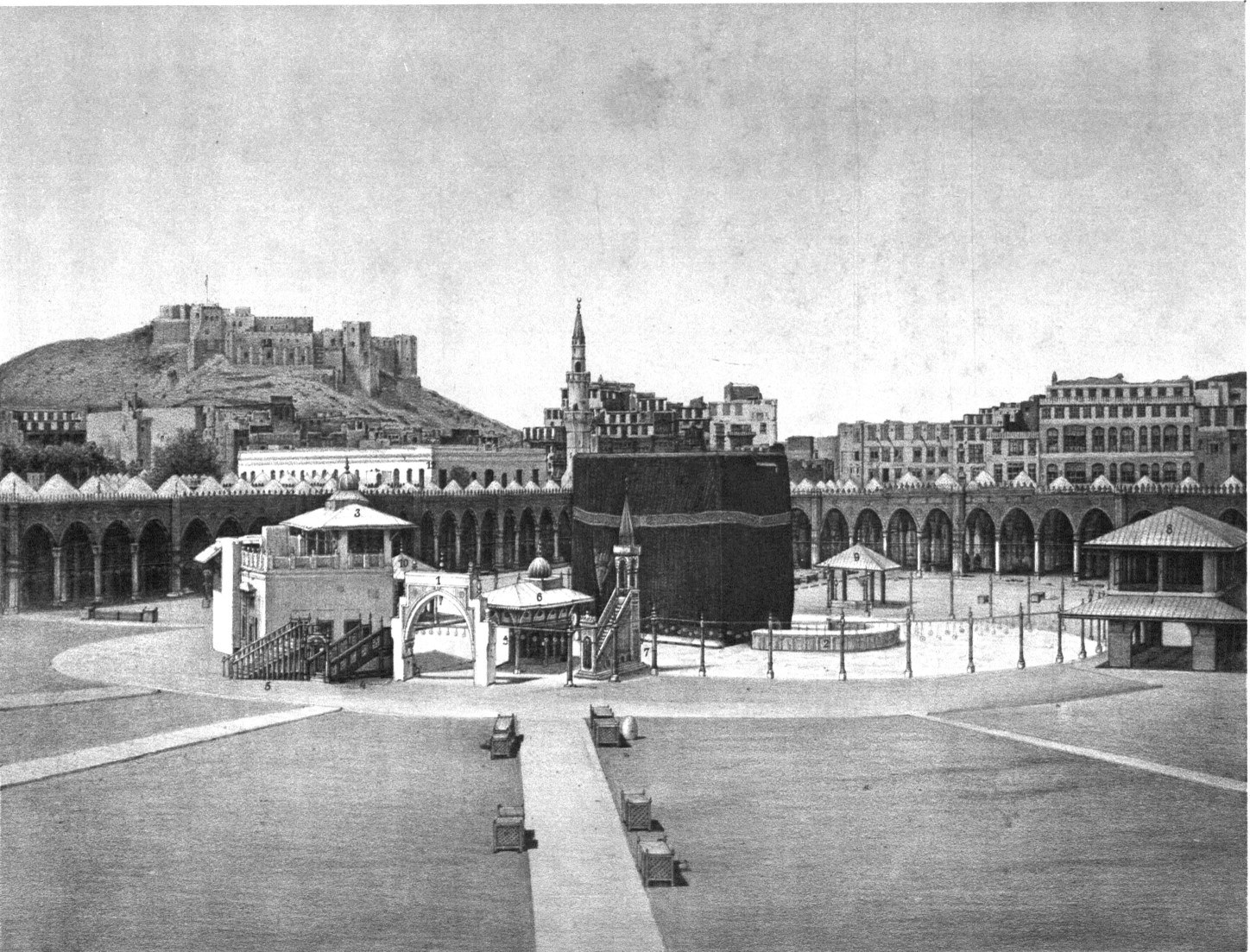 المسجد الحرام في صورة التقطها سنوك هورخرونيه سنة 1889م. ويكيميديا كومنز (Public Domain) · commons.wikimedia.org/wiki/File:Masjid_Haram_1889_Snouck_Hurgronje.jpg