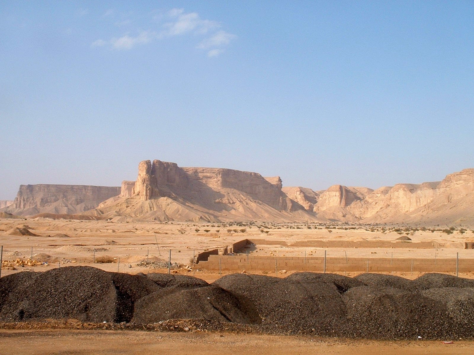 جرف طويق في نجد — المنظومة الجبلية التي ينتمي إليها ثهلان. ويكيميديا كومنز (Public Domain) · commons.wikimedia.org/wiki/File:Tuwaiq_Escarpment-14h38m25s-k.jpg