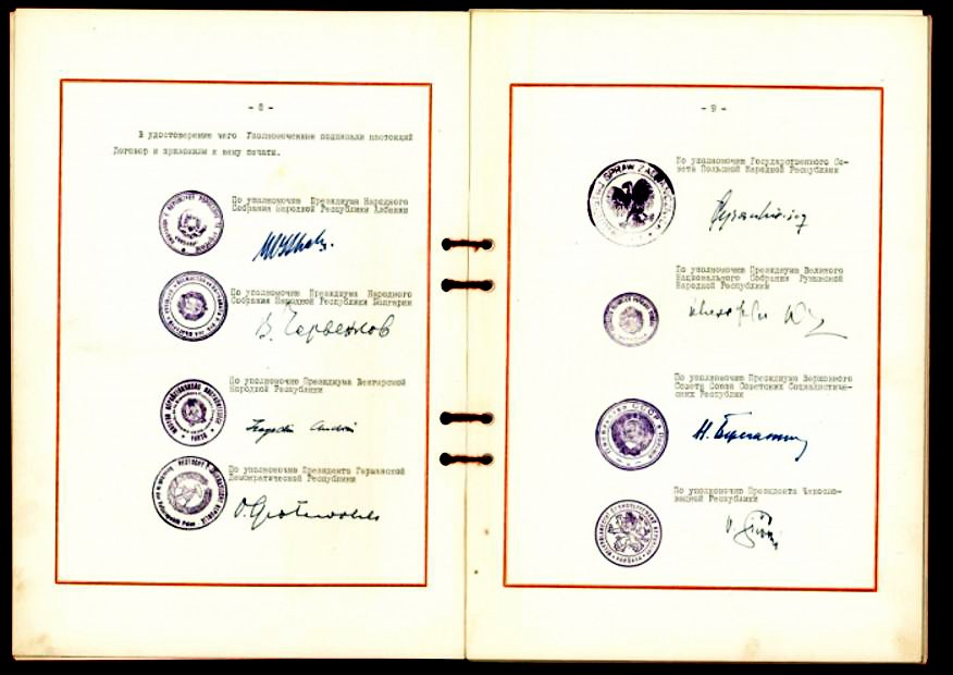 وثيقة معاهدة حلف وارسو الموقّعة في 14 مايو 1955م. ويكيميديا كومنز (Public Domain) · commons.wikimedia.org/wiki/File:Uklad_warszawski_-_Warsaw_Pact_Treaty_1955.jpg